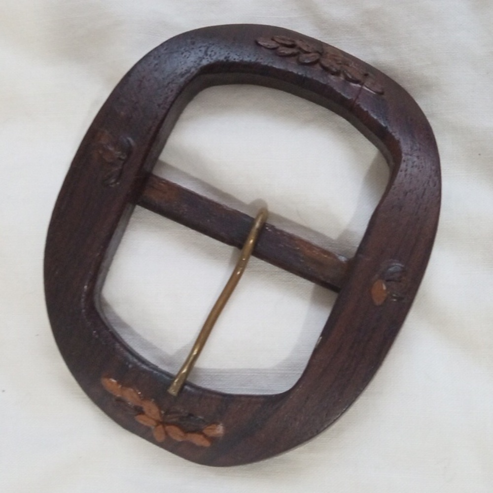 Vintage wood belt buckle with floral details
